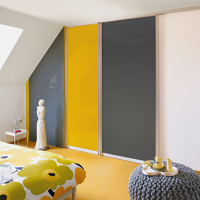 Pure Farbfreude: Die Gleittürfüllungen greifen die Farben der bereits vorhandenen Wohntextilien nuancegenau auf. Einbauschränke